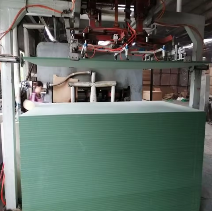 18mm High Moisture Resistant Fiberboard 1220*2440/2745mm Green Color Waterproof Mdf Hdf Wood Board